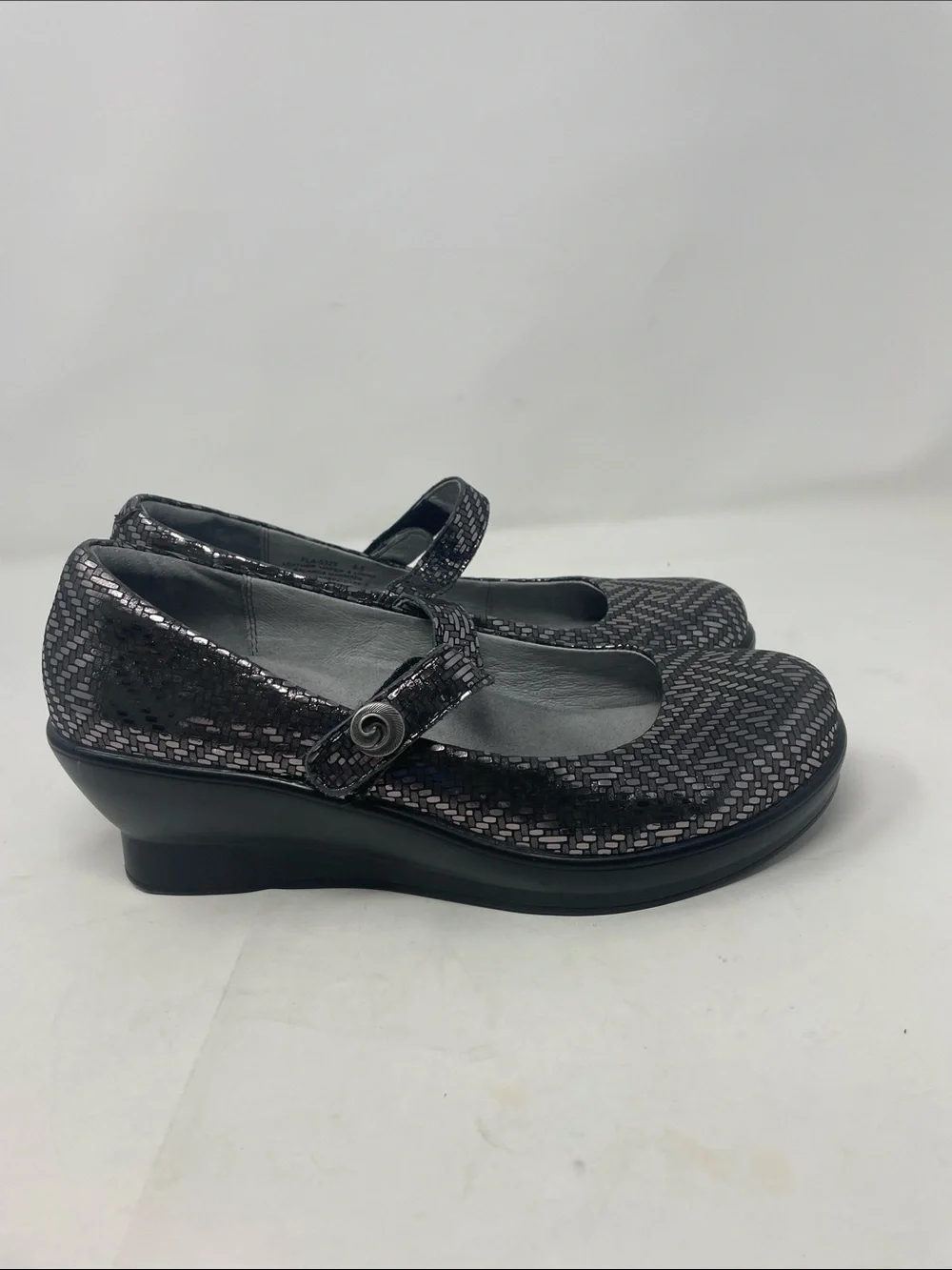 Alegria Metallic Gray Mary Jane Wedged Flats with Patterned Upper Size 8.5